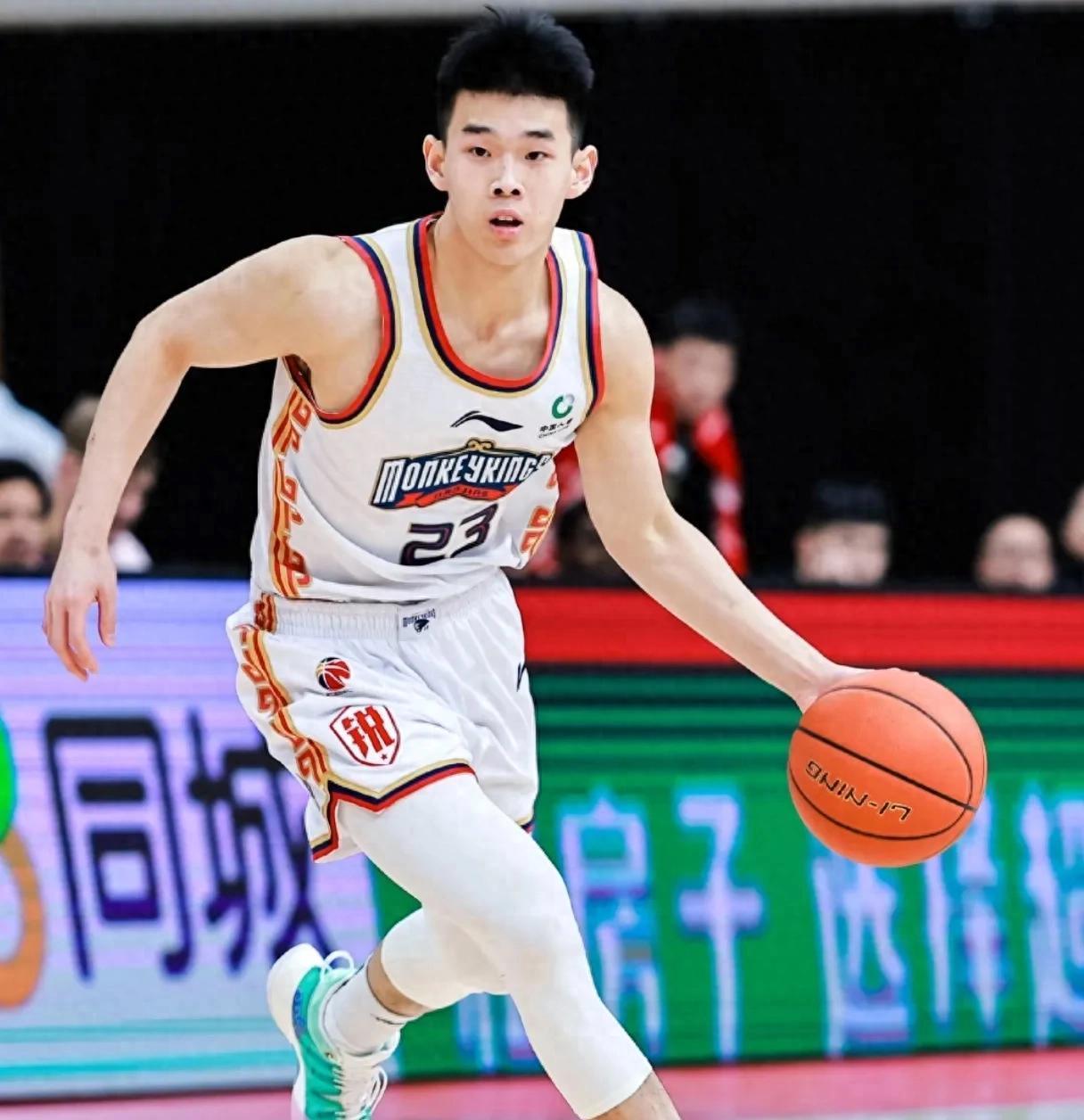 林崴31分同曦不敌广东李弘权26分上海胜四川(主角叫李弘的小说)