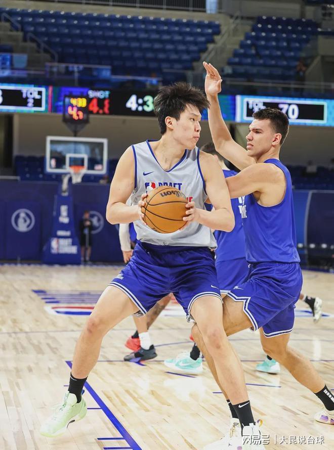 8255美元!杨瀚森联合试训球衣拍高价仅次于状元弗拉格(杨瀚森联合试训集锦)