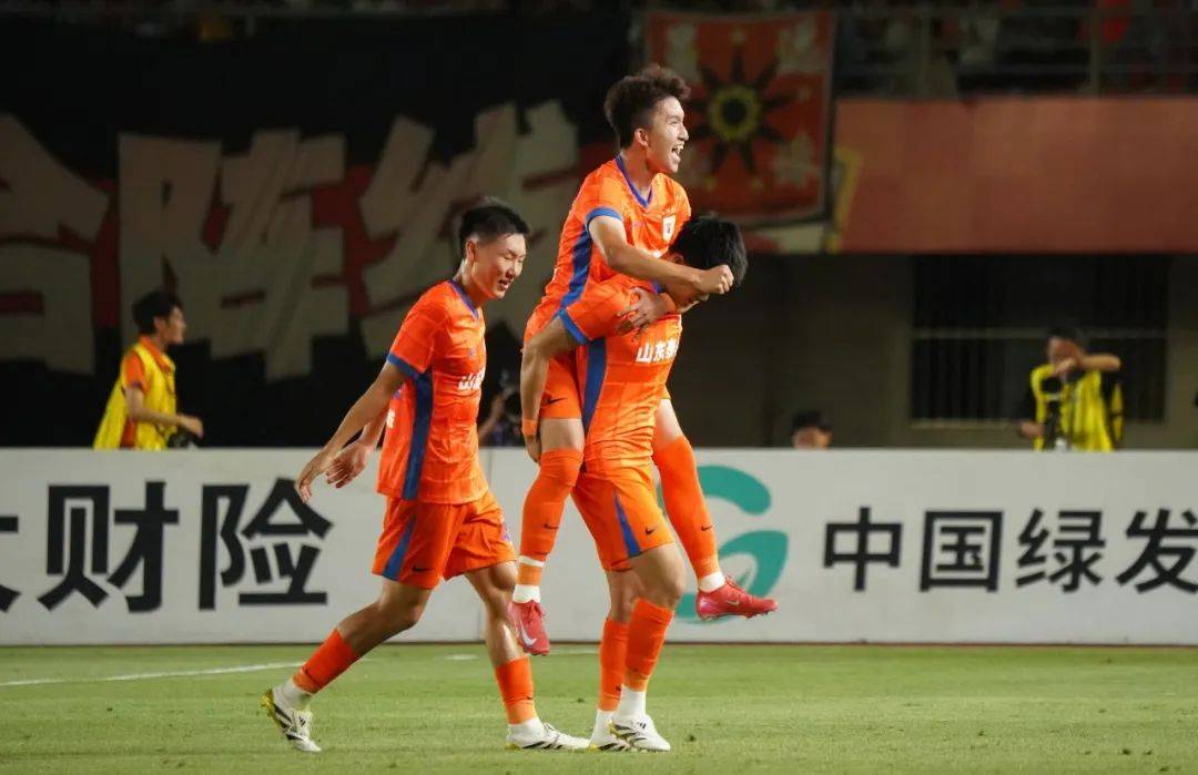 申花引援捡到宝，阿苏埃首秀梅开二度，3国脚连场首发影响榜首战(肯普法为了爱第二季)